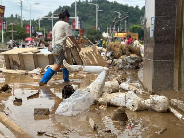 钻石配资 探访贵州榕江县最大商场排涝：洪水倒灌负一楼，仍需一两天才能抽完