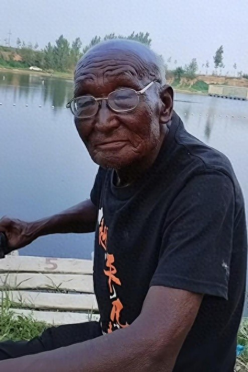 成都赚配网 河北七旬“钓帝”皮肤晒成“老抽色”意外爆火，家人回应“炒作”质疑